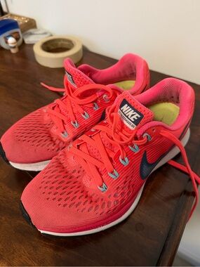 Women NIKE Sneakers - Size 6